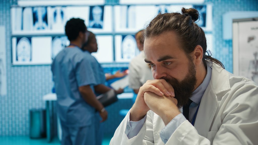 medici in fuga, sanità italiana, dimissioni, servizio sanitario nazionale, esodo, dimissioni 